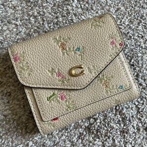 Coach - Wyn Small Wallet in Floral Print